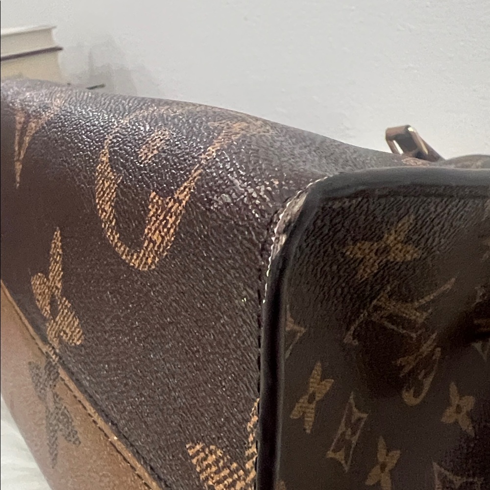 Louis Vuitton Onthego Bag - Picture 4 of 11